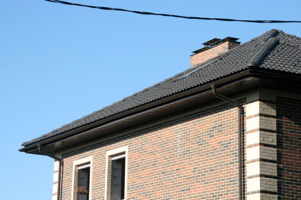 Двускатная крыша из металлочерепицы с кукушкой — Профкров